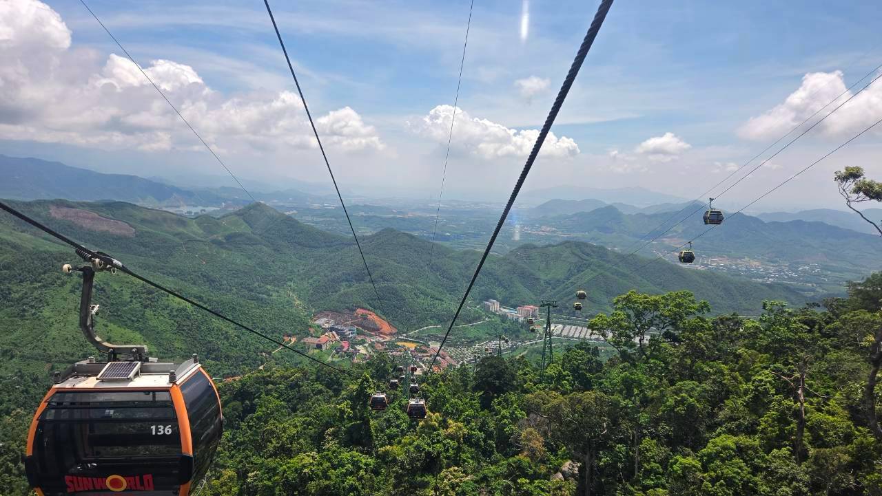 巴拿山纜車俯瞰山谷風景