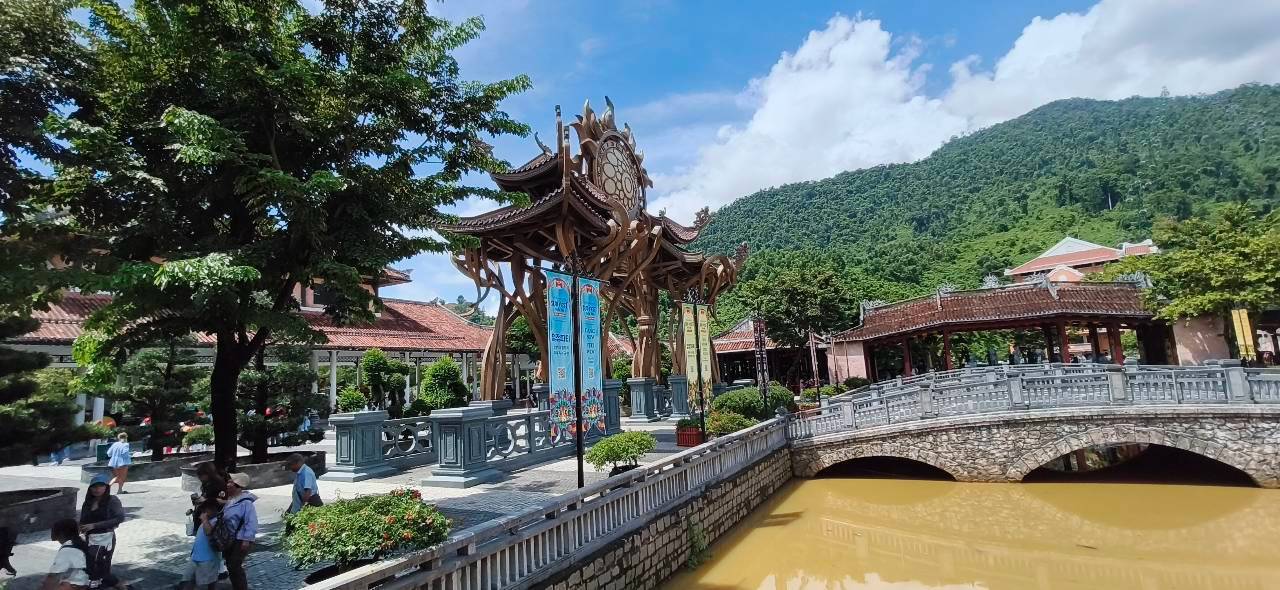 巴拿山法國村水上宮燈拱橋