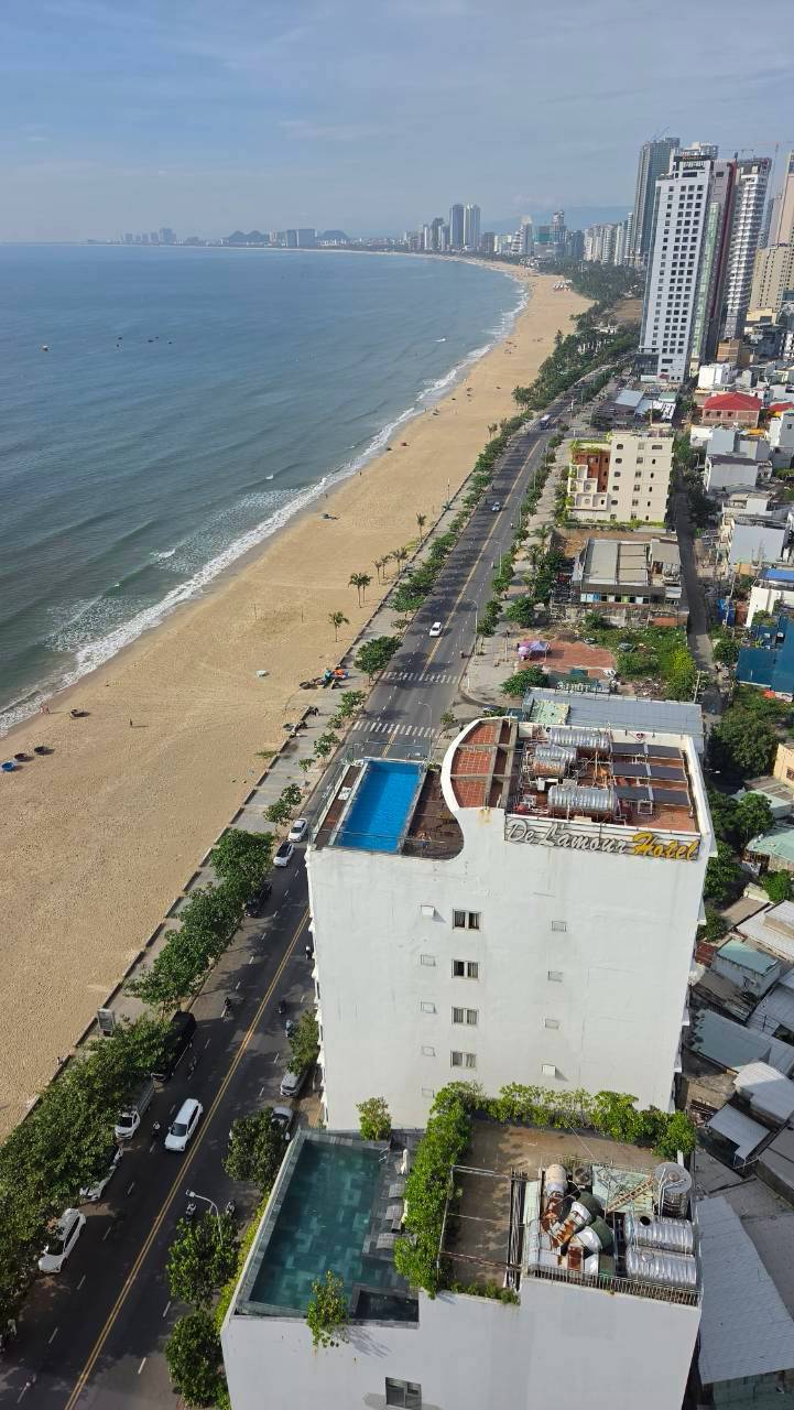 峴港海濱飯店空拍,緊鄰美溪沙灘