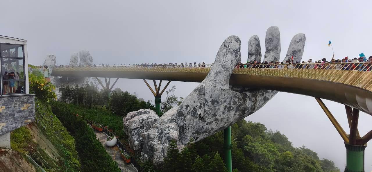 峴港巴拿山金橋，巨手托著橋面的經典地標