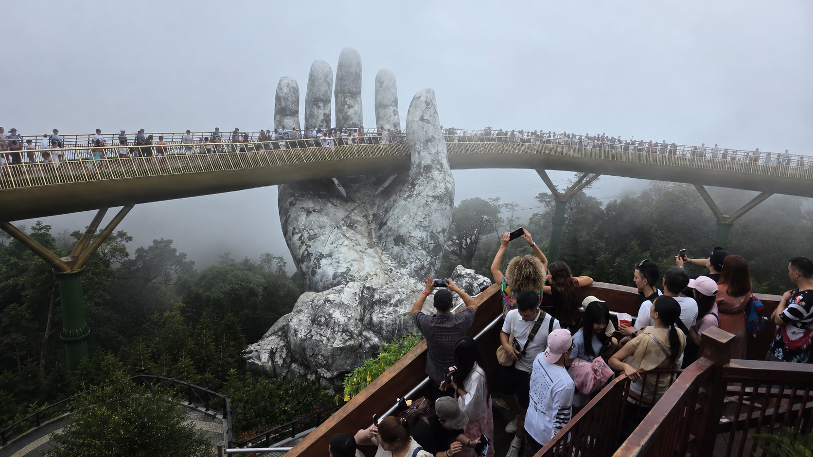 巴拿山金橋佛手橋近拍,遊客排隊拍照