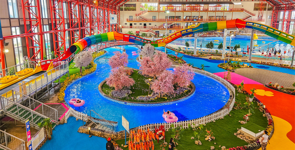 Mikazuki 三日月水世界室內水上樂園，設有大型室內溫水池與滑水道