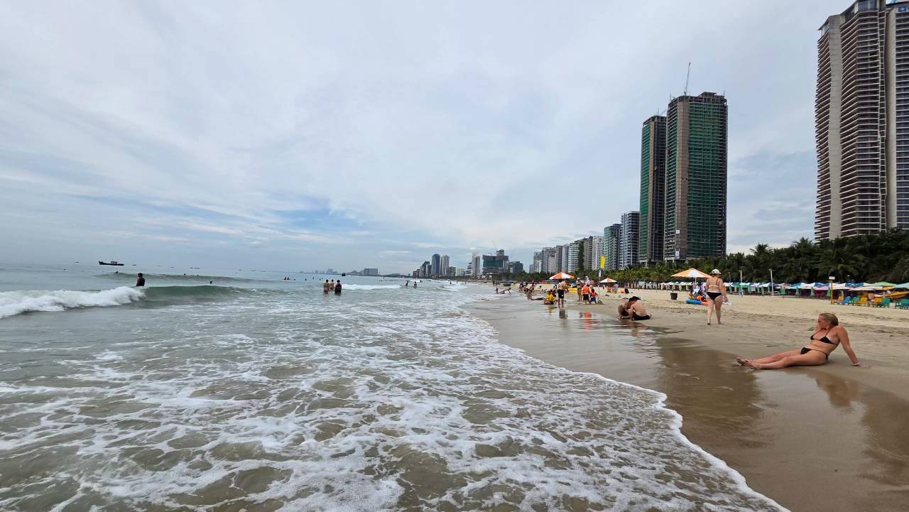 美溪沙灘遠眺山巒海景