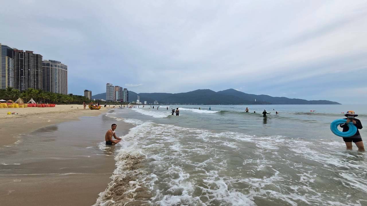 孩子在美溪沙灘玩水,浮圈戲水