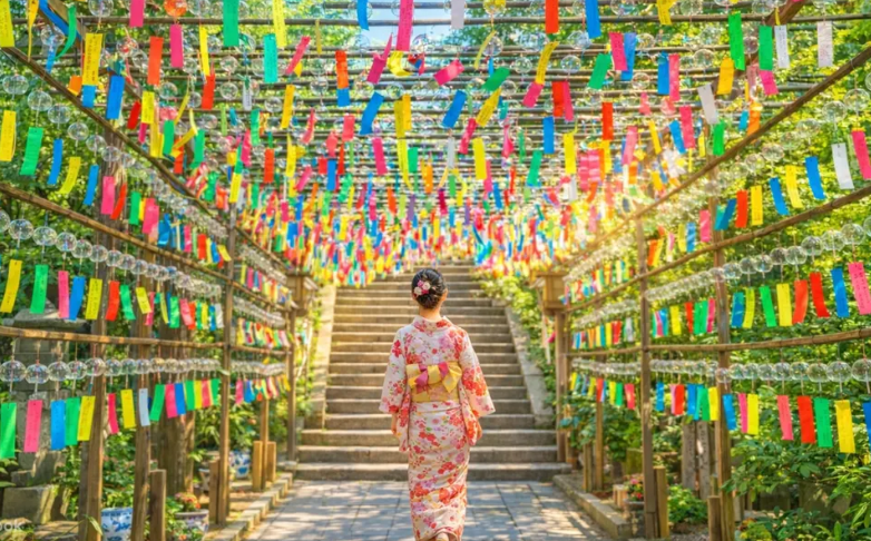九州和服旅客走在彩色風鈴步道的景觀