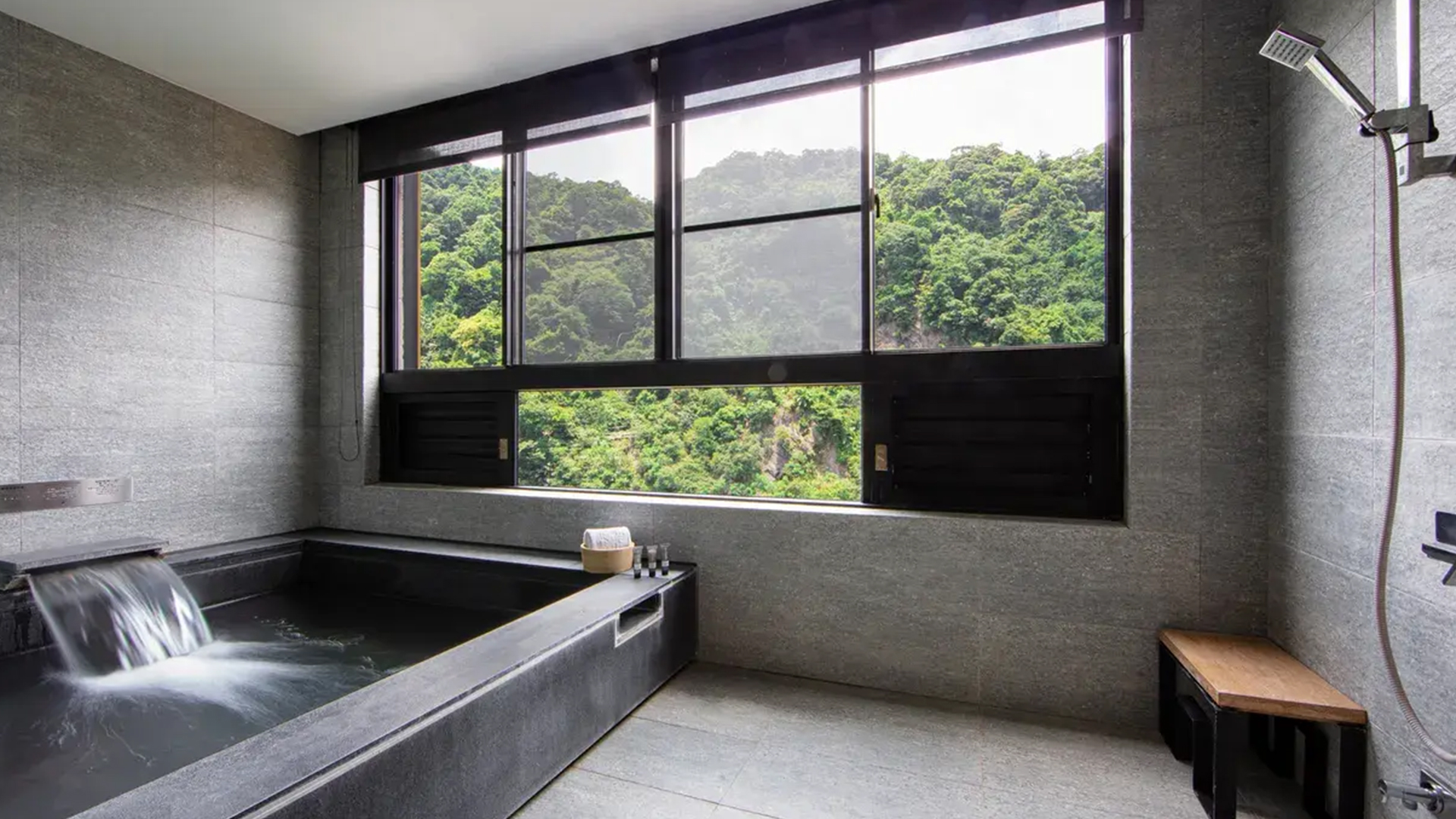 烏來璞石麗緻溫泉會館石砌房內溫泉浴池
