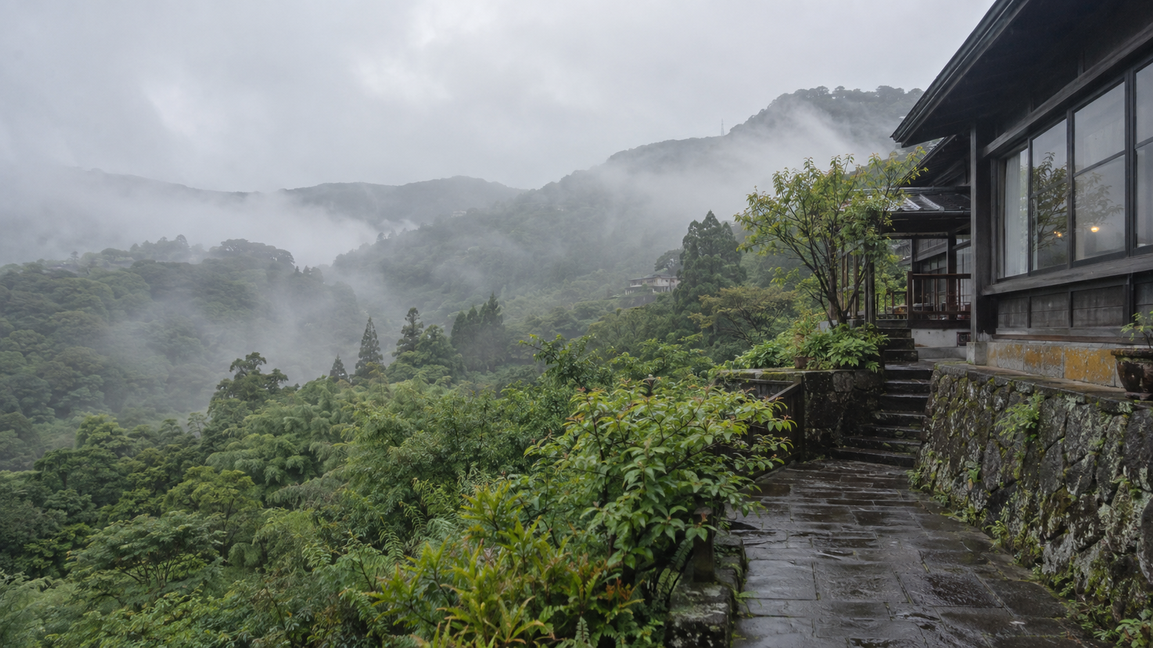 陽明山雨後山霧與山林旅宿外觀情境示意圖